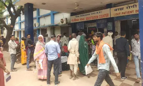 उमस भरी गर्मी के बीच जिला अस्पताल में बढे मरीज, फर्श पर लेटकर इलाज कराने को मजबूर