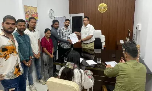 डॉग को ज्ञापन देने पर घिरे कांग्रेसी, पेटा और पशु प्रेमियों ने की शिकायत डॉग को ज्ञापन देने पर घिरे कांग्रेसी, पेटा और पशु प्रेमियों ने की शिकायत