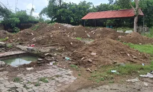 पातालेश्वर मोक्षधाम में एक शेड के नीचे जलानी पड़ रही दो-दो चिताएं पातालेश्वर मोक्षधाम में एक शेड के नीचे जलानी पड़ रही दो-दो चिताएं