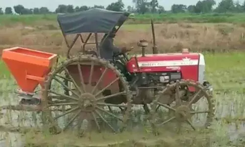 मजदूरों की कमी से त्रस्त किसान ने बनाई खाद और कीटनाशक का छिड़काव करनेवाली मशीन