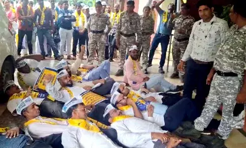 गड़चिरोली में स्कूलों की छतें टपक रहीं जर्जर भवनों में बैठ रहे छात्र