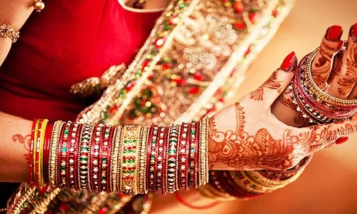 हरतालिका तीज पर अच्छे से करें अपना श्रृंगार, तैयार होते समय इन चीजों को जरूर करें शामिल, दिखेंगी बहुत ही सुंदर हरतालिका तीज पर अच्छे से करें अपना श्रृंगार, तैयार होते समय इन चीजों को जरूर करें शामिल, दिखेंगी बहुत ही सुंदर