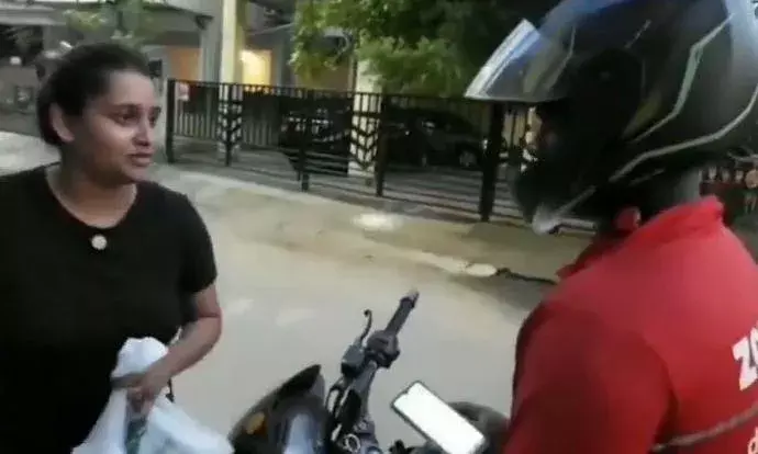 मैं तो बैचलर हूं आप उनको.., टिप जीतने पर डिलीवरी बॉय ने दिया ऐसा जवाब कि सभी लोग हो गए इमोशनल, यहां देखें वीडियो मैं तो बैचलर हूं आप उनको.., टिप जीतने पर डिलीवरी बॉय ने दिया ऐसा जवाब कि सभी लोग हो गए इमोशनल, यहां देखें वीडियो