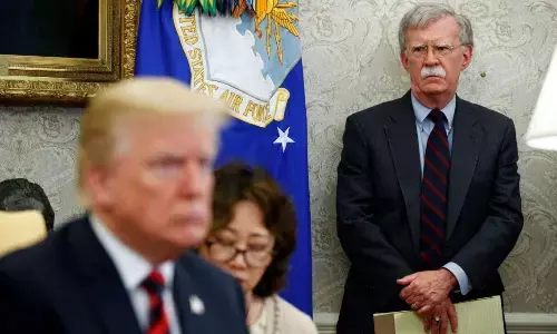 अमेरिका के पूर्व सुरक्षा सलाहकार के घर FBI ने मारा छापा, टैरिफ को लेकर ट्रंप पर साधा था निशाना अमेरिका के पूर्व सुरक्षा सलाहकार के घर FBI ने मारा छापा, टैरिफ को लेकर ट्रंप पर साधा था निशाना