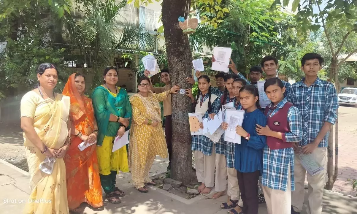 क्यूआर कोड बनाकर बच्चों ने पेडों में लगाये क्यूआर कोड बनाकर बच्चों ने पेडों में लगाये