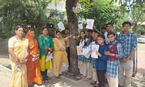 क्यूआर कोड बनाकर बच्चों ने पेडों में लगाये