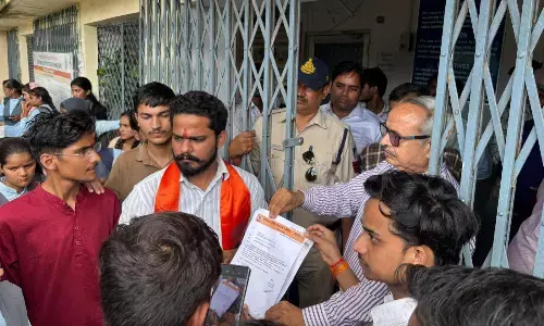 विश्वविद्यालय द्वारा घोषित नतीजों से आहत छात्रों ने प्राचार्य को सौंपा ज्ञापन