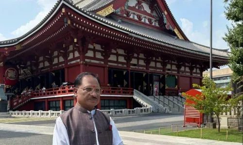 मुख्यमंत्री साय ने जापान पहुंचने के बाद सबसे पहले टोक्यो स्थित ऐतिहासिक असाकुसा मंदिर में की पूजा-अर्चना