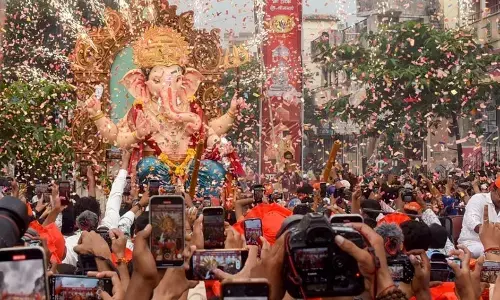 मुंबई के लालबाग राजा का सजा दरबार, पुलिस ने सुरक्षा के लिहाज से किए तगड़े इंतजाम, सूत्रों ने दी ये जानकारी