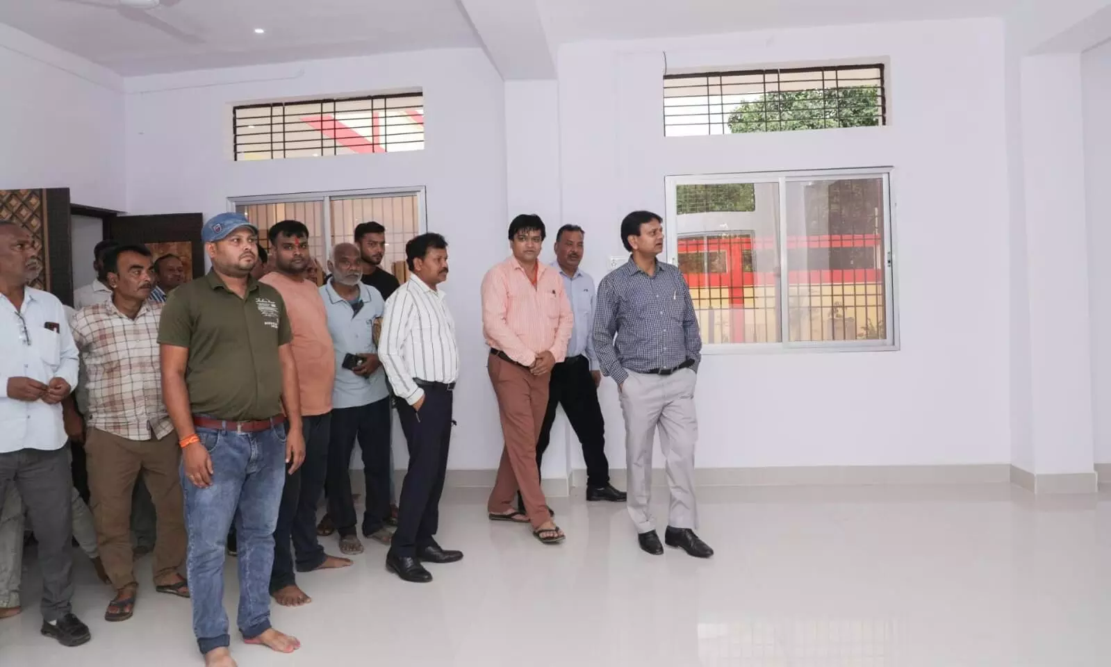 कलेक्टर ने पटना तमोली के नवनिर्मित ग्राम पंचायत भवन का किया अवलोकन कलेक्टर ने पटना तमोली के नवनिर्मित ग्राम पंचायत भवन का किया अवलोकन