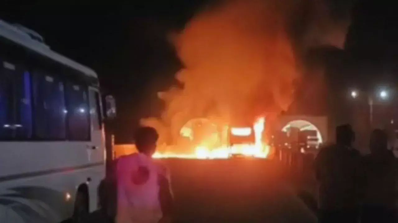 मुंबई - गोवा राजमार्ग पर बस में लगी आग, 44 यात्री बचे मुंबई - गोवा राजमार्ग पर बस में लगी आग, 44 यात्री बचे