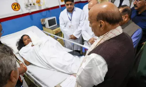 किश्तवाड़ में बादल फटने वाली घटना में घायल लोगों से मिलने पहुंचे केंद्रीय रक्षा मंत्री, घटनास्थल पर पहुंच के लिए भूस्खलन बनी रूकावट