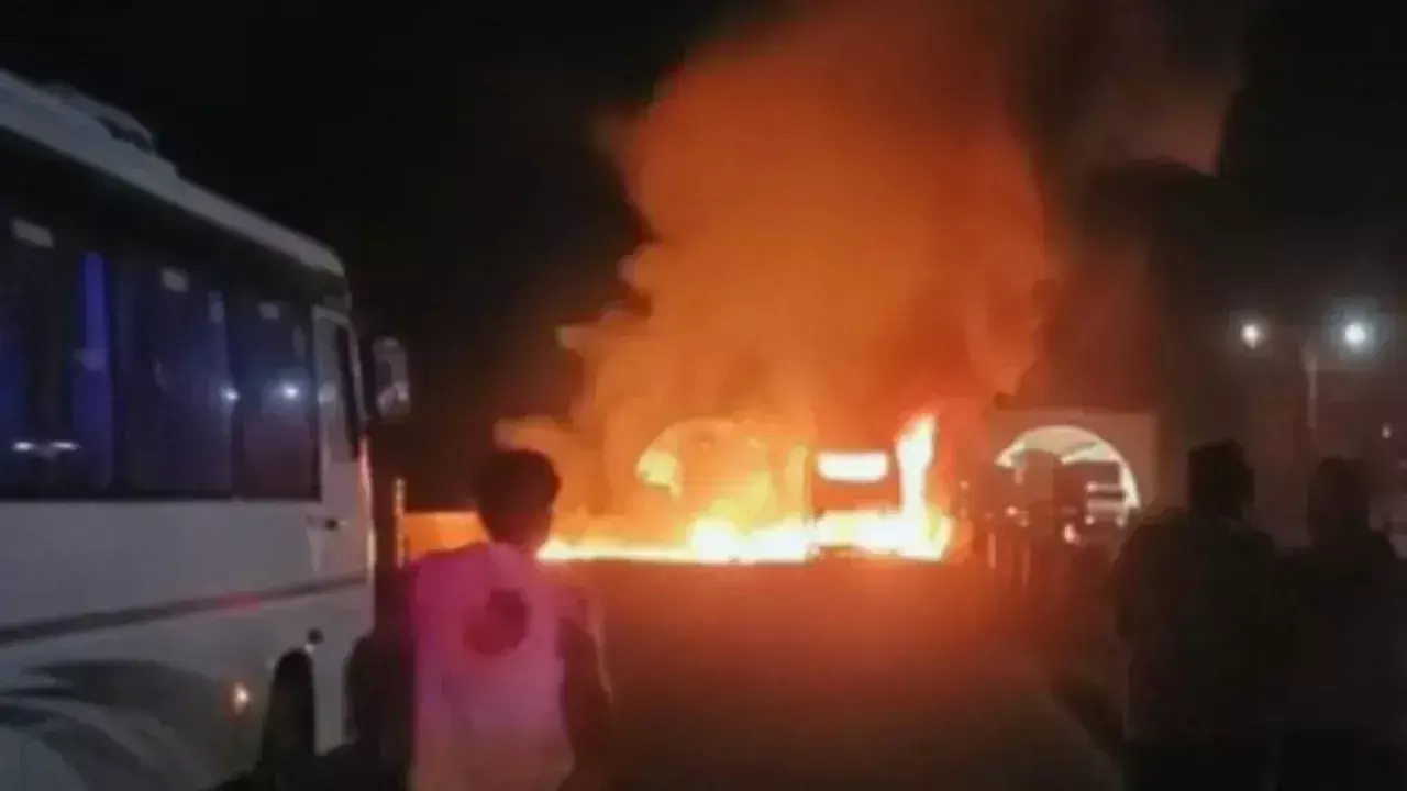 मुंबई - गोवा राजमार्ग पर बस में लगी आग, 44 यात्री बचे