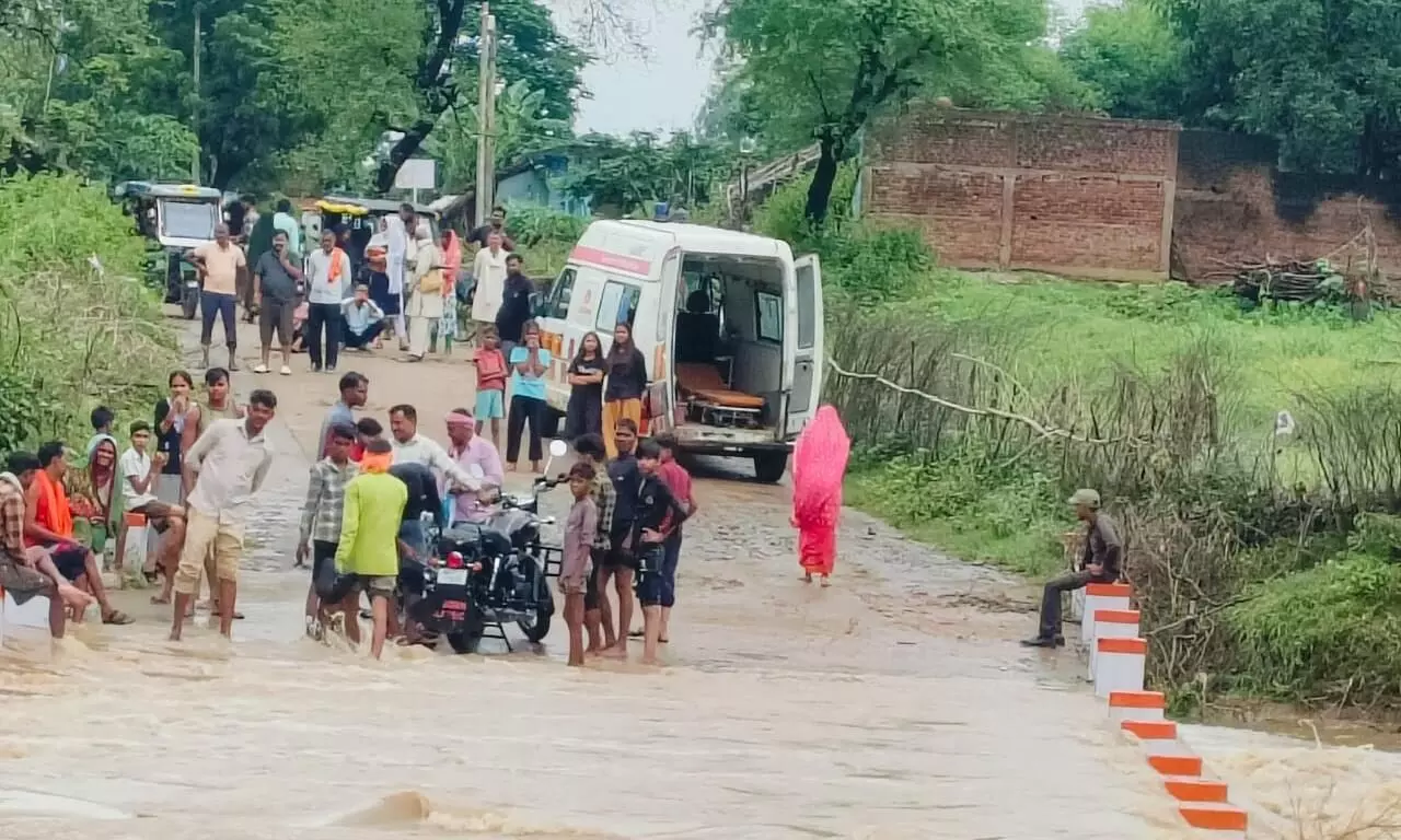 प्रसव पीडा से तडप रही थी गर्भवती महिला, नाला उफान पर होने से नहीं पहुंच पा रही थी १०८ एम्बूलेंस प्रसव पीडा से तडप रही थी गर्भवती महिला, नाला उफान पर होने से नहीं पहुंच पा रही थी १०८ एम्बूलेंस