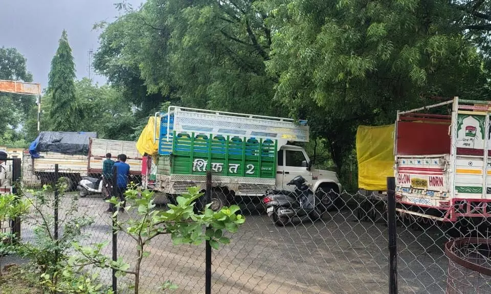 साप्ताहिक बाजार में खडे १६ माल वाहक वाहनों पर यातायात पुलिस ने की चालानी कार्रवाई साप्ताहिक बाजार में खडे १६ माल वाहक वाहनों पर यातायात पुलिस ने की चालानी कार्रवाई