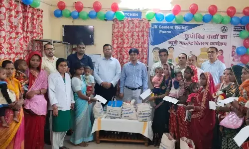 कुपोषित बच्चों की परवरिश के लिए महिलाओं को वितरित किए गए पोषण किट