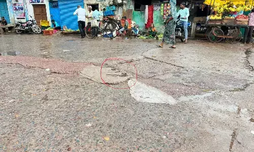 हादसे को आमंत्रण दे रहीं सड़क पर निकली सरिया, प्रशासन की अनदेखी से राहगीर हो रहे परेशान