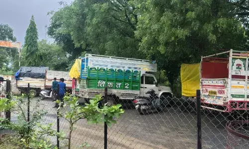 साप्ताहिक बाजार में खडे १६ माल वाहक वाहनों पर यातायात पुलिस ने की चालानी कार्रवाई