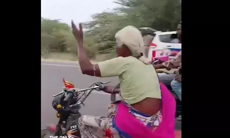 दादी मां ने मोपेड पर शानदार अंदाज दिखाकर सभी लोगों को बनाया अपना फैन, वीडियो हो रहा तेजी से वायरल, लोग भी कर रहे हैं कमेंट दादी मां ने मोपेड पर शानदार अंदाज दिखाकर सभी लोगों को बनाया अपना फैन, वीडियो हो रहा तेजी से वायरल, लोग भी कर रहे हैं कमेंट