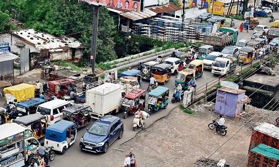 फ्लाईओवर ने बढ़ाई ट्रैफिक की रफ्तार अब और ब्रेक लगा रहा गोहलपुर का पुल फ्लाईओवर ने बढ़ाई ट्रैफिक की रफ्तार अब और ब्रेक लगा रहा गोहलपुर का पुल