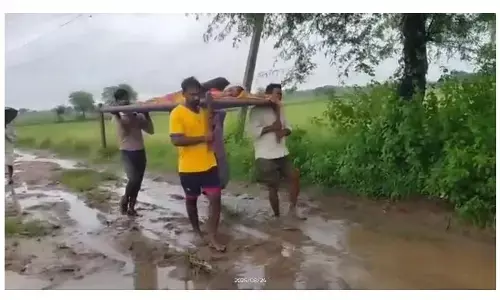 बुजुर्ग मरीज को खाट पर लेकर डॉक्टर के पास पहुंचे ग्रामीण बुजुर्ग मरीज को खाट पर लेकर डॉक्टर के पास पहुंचे ग्रामीण