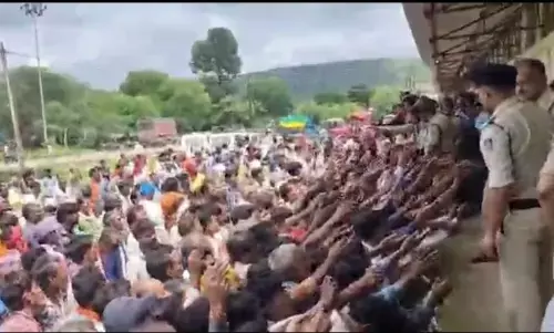 खाद वितरण में लापरवाही को लेकर किसानों ने किया चक्काजाम, प्रशासन की समझाईश के बाद खोला जाम खाद वितरण में लापरवाही को लेकर किसानों ने किया चक्काजाम, प्रशासन की समझाईश के बाद खोला जाम