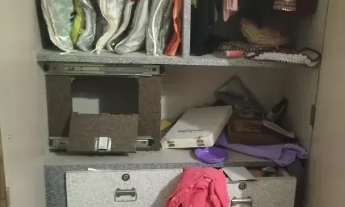 दिनदहाड़े मकान का ताला तोड़कर लाखों के आभूषण उड़ा ले गए चोर दिनदहाड़े मकान का ताला तोड़कर लाखों के आभूषण उड़ा ले गए चोर