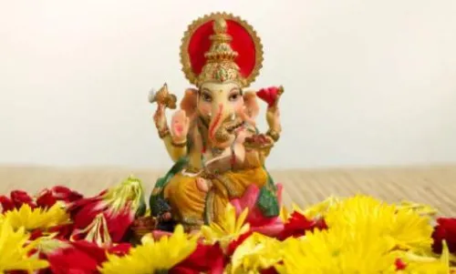 सुंदर मालाएं और मुकुट पहना कर करें गणपति बप्पा का श्रृंगार, आप चाहते हैं भगवान दिखें बेहद खूबसूरत तो यहां देखें आइडियाज