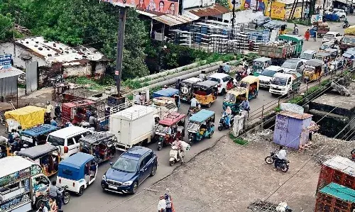 फ्लाईओवर ने बढ़ाई ट्रैफिक की रफ्तार अब और ब्रेक लगा रहा गोहलपुर का पुल