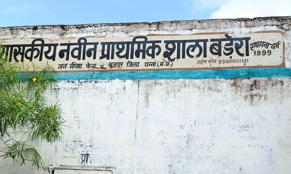 कमरों की सीलिंग से निकले लोहे के सरिये, फर्श उखडकर हुआ खराब कमरों की सीलिंग से निकले लोहे के सरिये, फर्श उखडकर हुआ खराब