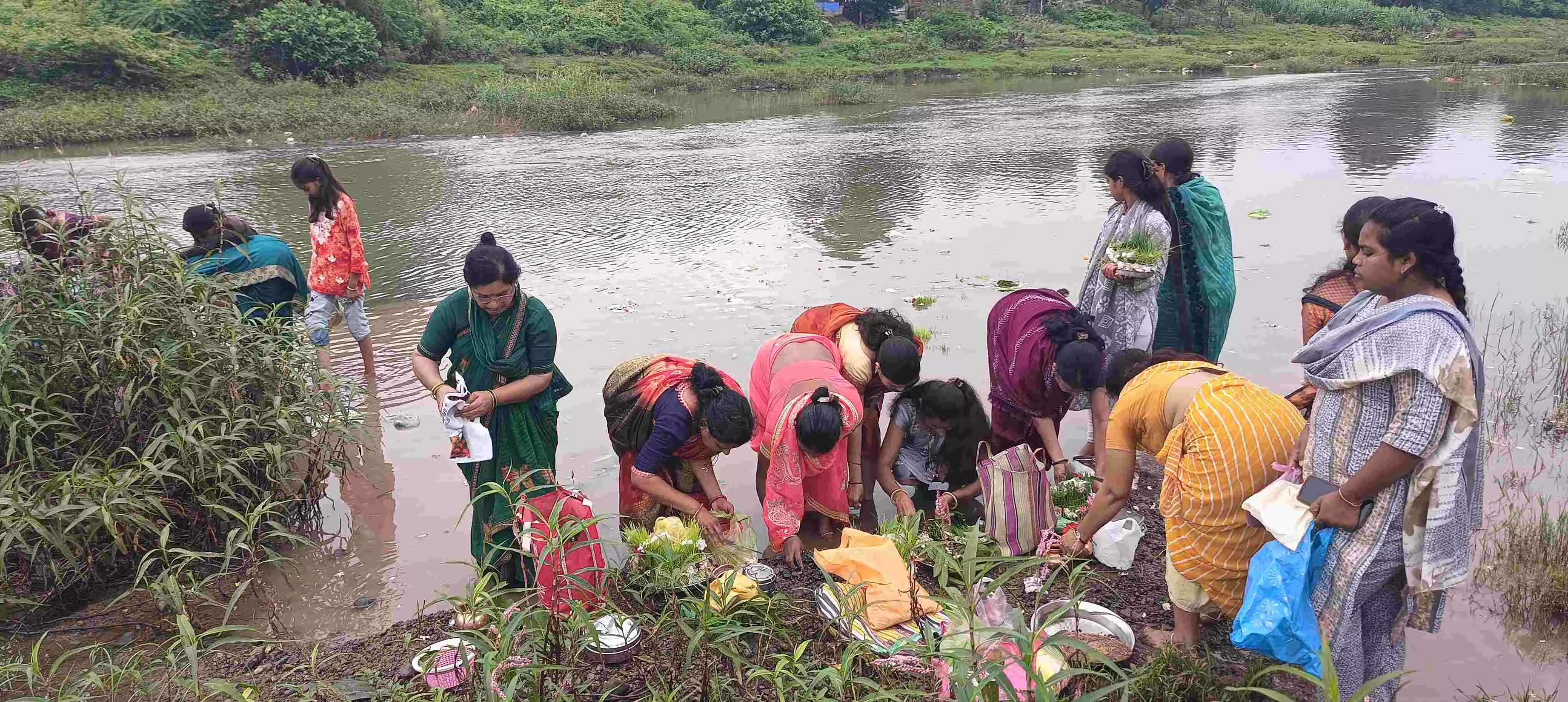 सुहागनों और युवतियों ने निर्जला व्रत रख किया हरतालिका गौर का विसर्जन सुहागनों और युवतियों ने निर्जला व्रत रख किया हरतालिका गौर का विसर्जन