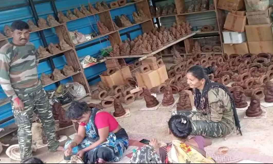 पेंच के जंगल से बप्पा का अनोखा आगमन, गोबर की मूर्तियों में झलका पर्यावरण प्रेम पेंच के जंगल से बप्पा का अनोखा आगमन, गोबर की मूर्तियों में झलका पर्यावरण प्रेम
