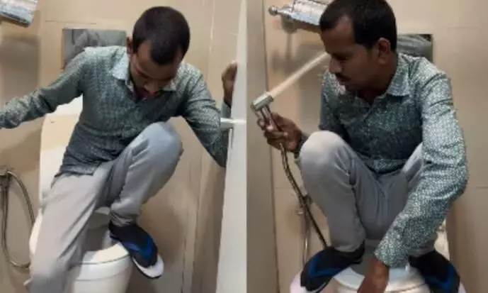 गांव से आया शख्स अमीर रिश्तेदार के यहां पहुंचा आदमी, वेस्टर्न बाथरूम में उसको करना पड़ गया स्ट्रगल! गांव से आया शख्स अमीर रिश्तेदार के यहां पहुंचा आदमी, वेस्टर्न बाथरूम में उसको करना पड़ गया स्ट्रगल!