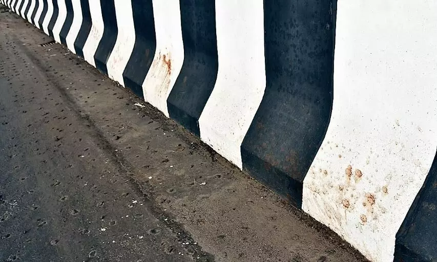 जगह-जगह नजर आ रहीं पान की पीक और बोतलें, यहां घूमने वाले फेंक रहे खाली पैकेट जगह-जगह नजर आ रहीं पान की पीक और बोतलें, यहां घूमने वाले फेंक रहे खाली पैकेट