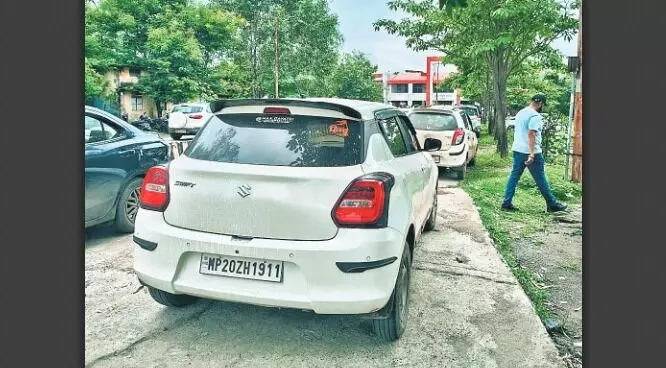 आरटीओ में ही धड़ल्ले से खड़ी हो रहीं काली फिल्म लगी कारें आरटीओ में ही धड़ल्ले से खड़ी हो रहीं काली फिल्म लगी कारें
