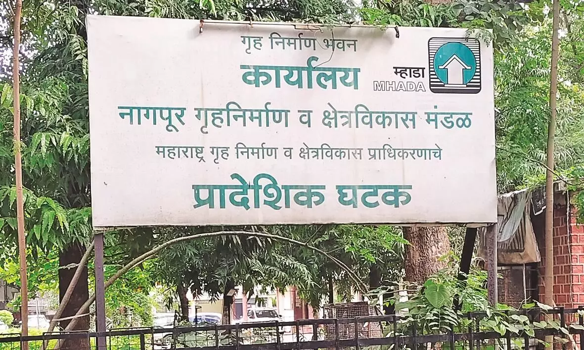 घर तो दिए नहीं पैसे भी खा गए, म्हाडा ऑफिस में रकम जमा ही नहीं की घर तो दिए नहीं पैसे भी खा गए, म्हाडा ऑफिस में रकम जमा ही नहीं की