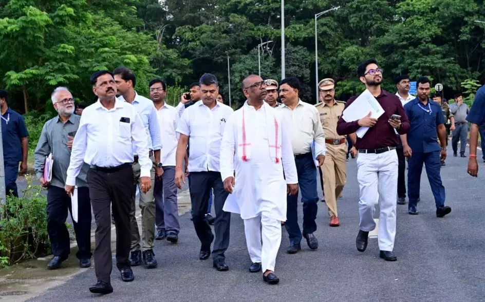 मुख्यमंत्री हेमन्त सोरेन ने स्मार्ट सिटी, धुर्वा स्थित निर्माणाधीन कन्वेंशन सेंटर का स्थल निरीक्षण किया मुख्यमंत्री हेमन्त सोरेन ने स्मार्ट सिटी, धुर्वा स्थित निर्माणाधीन कन्वेंशन सेंटर का स्थल निरीक्षण किया