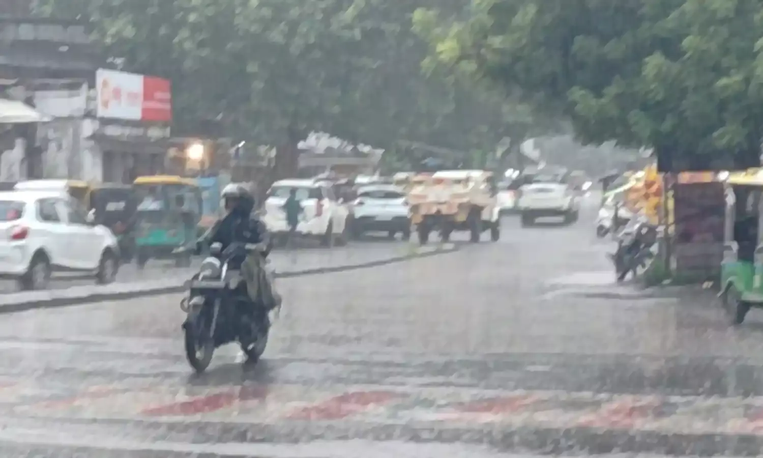 उपराजधानी में जोरदार बारिश का दौर, सड़कों पर जगह-जगह पानी जमा