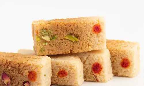 घर वाले भी हो जाएंगे हैरान जब खाएंगे बाजार जैसी स्वादिष्ट मिठाई, देखें मिल्क केक बनाने की परफेक्ट रेसिपी