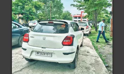 आरटीओ में ही धड़ल्ले से खड़ी हो रहीं काली फिल्म लगी कारें