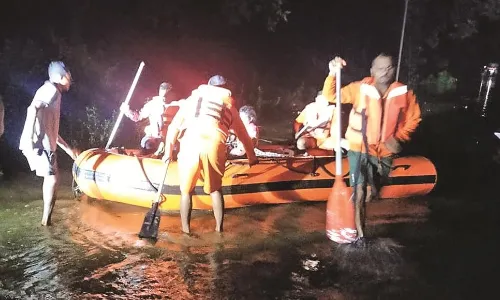 गर्भवती महिला के लिए देवदूत साबित हुए जवान, उफनती नदी में बोट से अस्पताल पहुंचाया