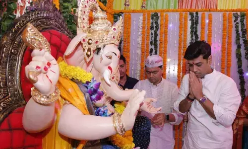 महाराष्ट्र सदन में सजा गणपति का पंडाल, शिंदे ने प्रतिमा की स्थापना की महाराष्ट्र सदन में सजा गणपति का पंडाल, शिंदे ने प्रतिमा की स्थापना की