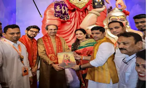 गणेश दर्शन के लिए राज के घर पहुंचे उद्धव, डेढ़ महीने में दोनों के बीच तीसरी बार हुई मुलाकात गणेश दर्शन के लिए राज के घर पहुंचे उद्धव, डेढ़ महीने में दोनों के बीच तीसरी बार हुई मुलाकात