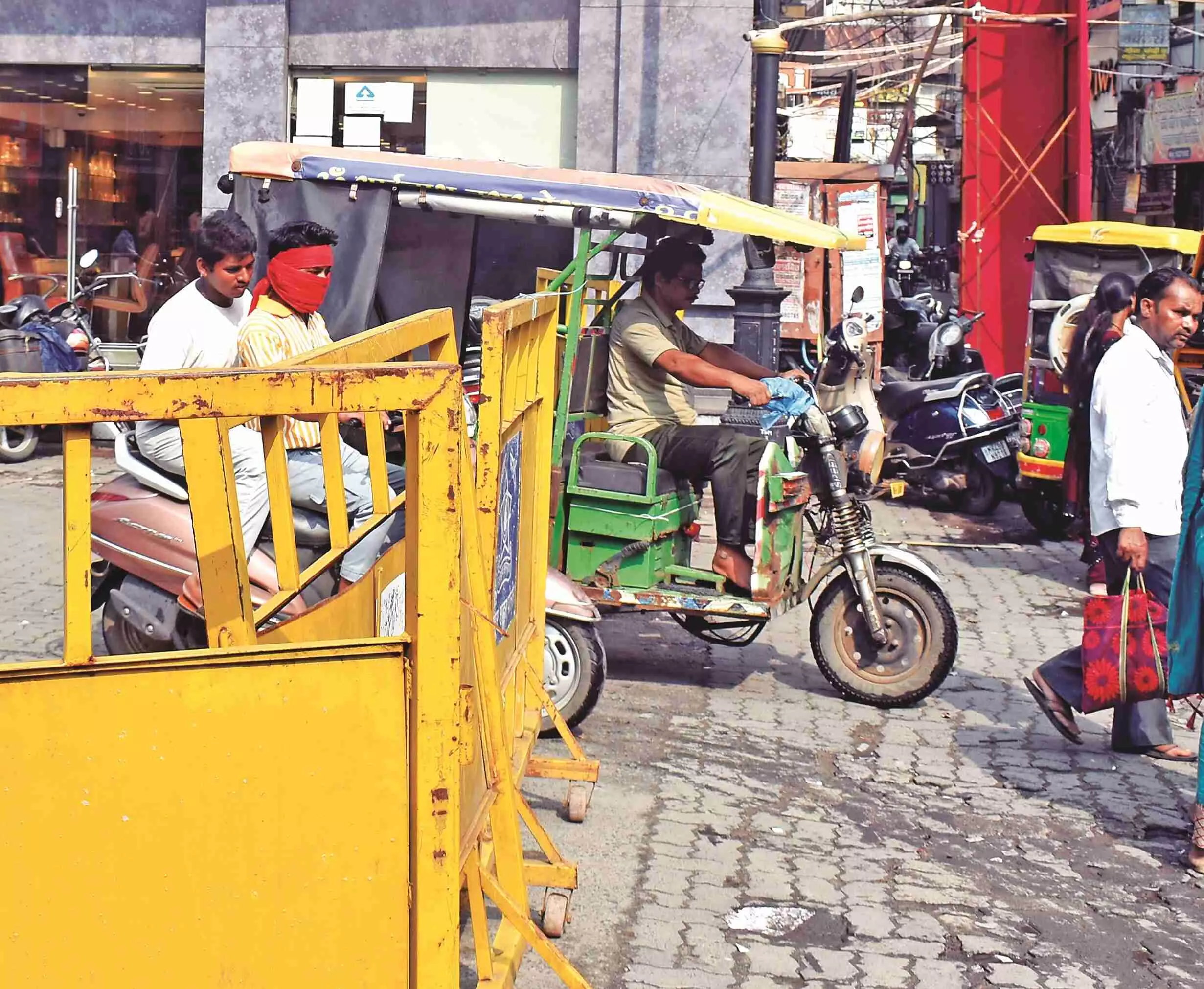 नागपुर की कुछ गलियों में बैरिकेड्स किनारे किए, मिली राहत नागपुर की कुछ गलियों में बैरिकेड्स किनारे किए, मिली राहत