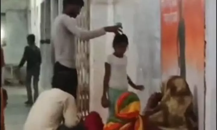प्रसूता महिला के लिए अस्पताल में की झांडफूंक, परिजनों ने इलाज के बजाए अंधविश्वास पर जताया भरोसा प्रसूता महिला के लिए अस्पताल में की झांडफूंक, परिजनों ने इलाज के बजाए अंधविश्वास पर जताया भरोसा