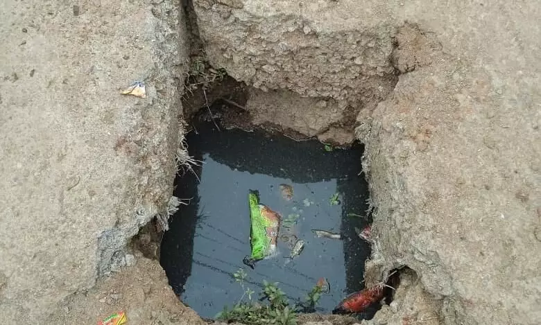 नाली का खुला पडा चैम्बर बन रहा लोगों के लिए बना मुसीबत नाली का खुला पडा चैम्बर बन रहा लोगों के लिए बना मुसीबत