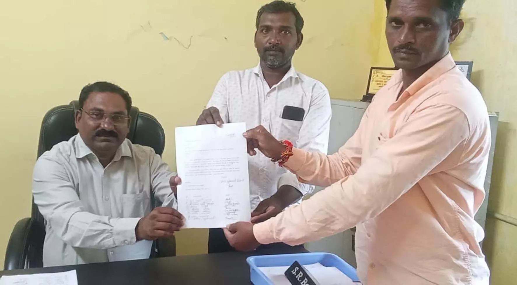 भंडारा में एक शिक्षक 4 कक्षाओं की संभाल रहा जिम्मेदारी , शिक्षा विभाग उदासीन भंडारा में एक शिक्षक 4 कक्षाओं की संभाल रहा जिम्मेदारी , शिक्षा विभाग उदासीन