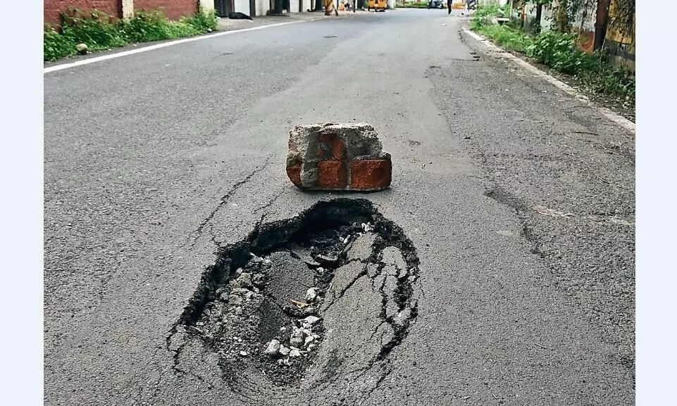 बारिश से सड़क पर हो गए गड्ढे, हादसों का खतरा बारिश से सड़क पर हो गए गड्ढे, हादसों का खतरा