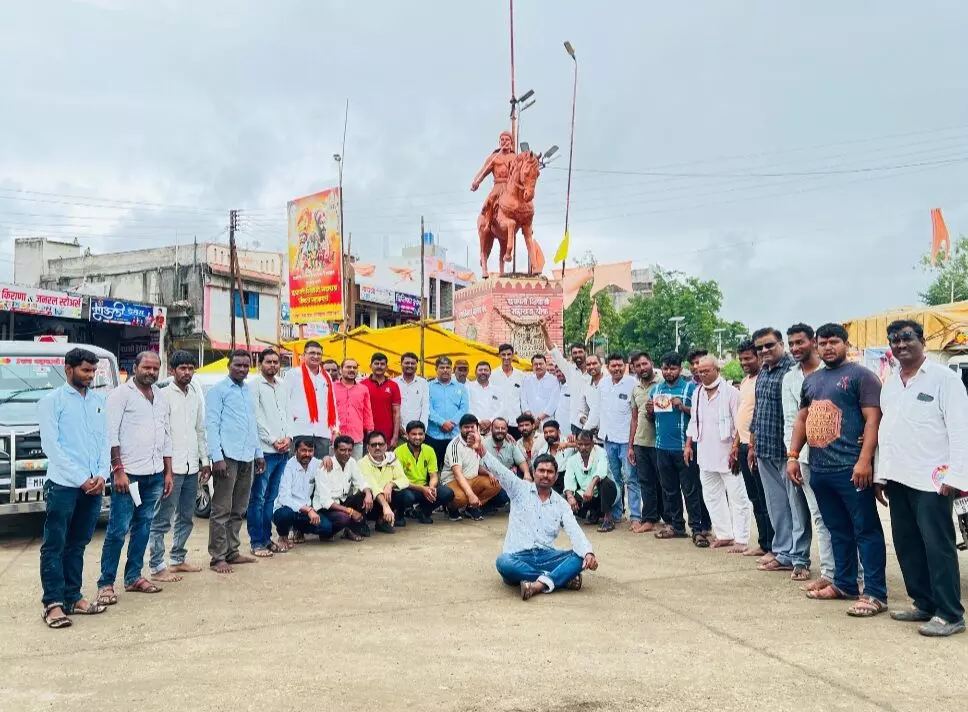 जाफराबाद से मराठा समाज का बड़ा काफिला मुंबई रवाना, 200 से अधिक वाहन हुए शामिल जाफराबाद से मराठा समाज का बड़ा काफिला मुंबई रवाना, 200 से अधिक वाहन हुए शामिल