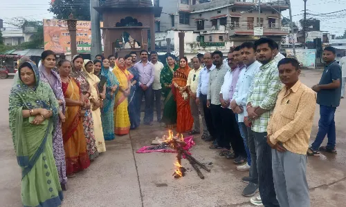 भाजपा महिला मोर्चा ने प्रदेश कांग्रेस अध्यक्ष का जलाया पुतला